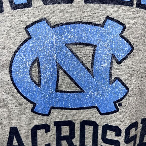 Vintage Worn UNC North Carolina Tarheels Tar Heel Lacrosse Lax Team T Shirt L - Picture 2 of 4